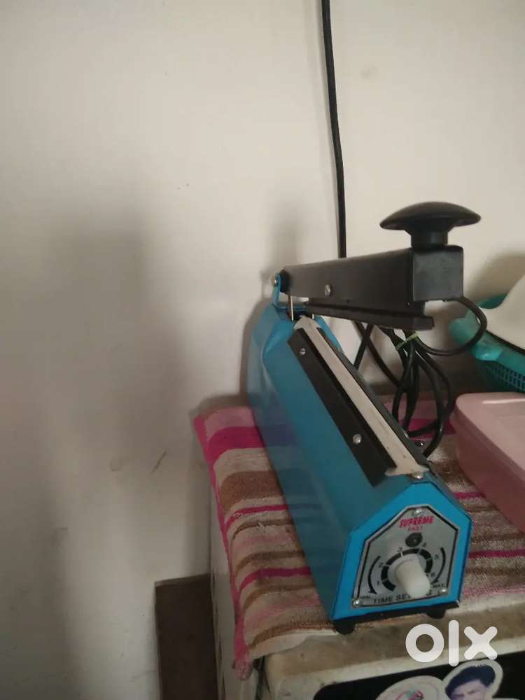 Sealing and packing machine
