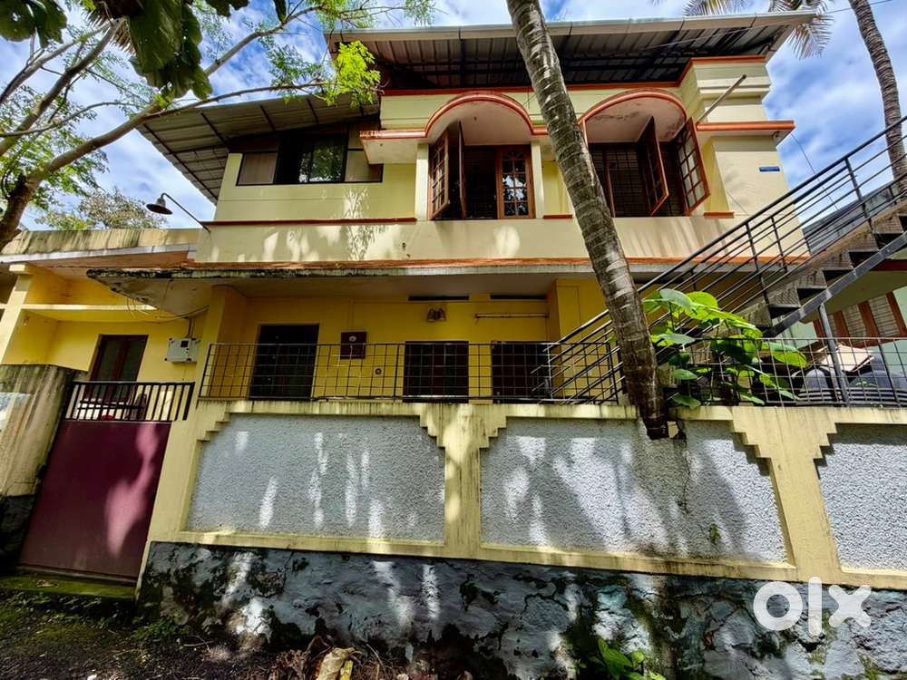 2 BHK GROUND FLOOR near MG college paruthipara -10000 family/small car