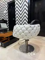 Salon furniture is for sale, brauty parlour chairs and shampoo station