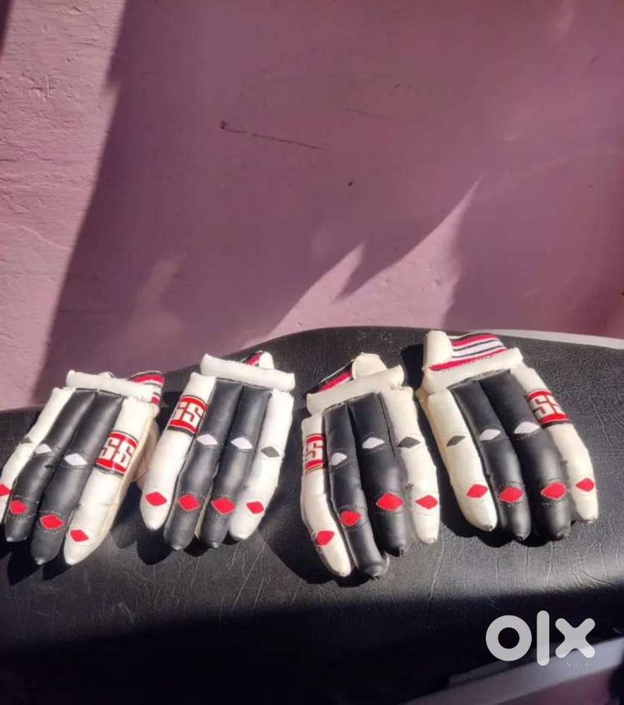 2 Pairs Ss batting gloves in new condition