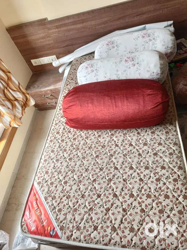 Single bed mattress with 3 bolsters