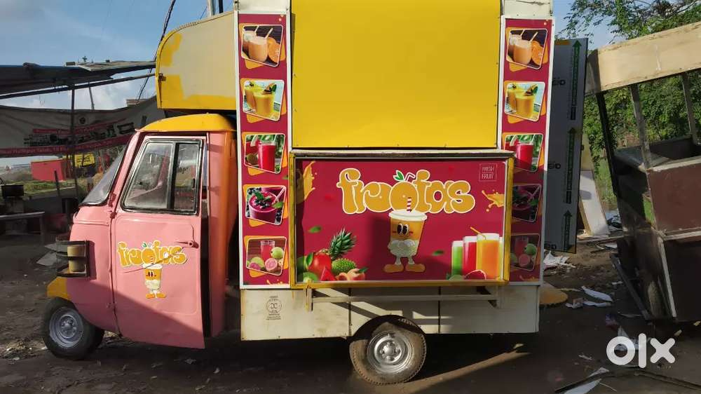 Food cart hai, auto par bana hua. Auto condition me hai .
