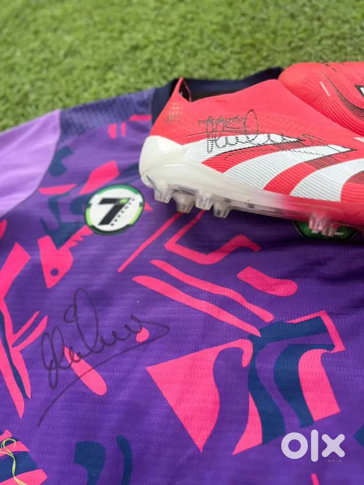 Michael Owen english football player sign adidas Predator studs