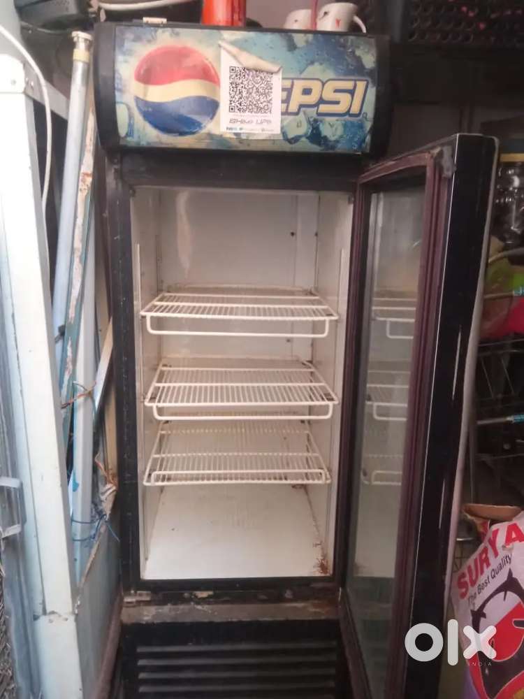 A comercial refrigerator in good condition