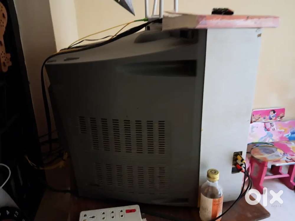 Old Samsung CRT TV Working but Screen Delay Issue  For Repair or Parts