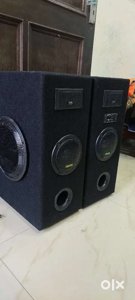 Tower speaker pair