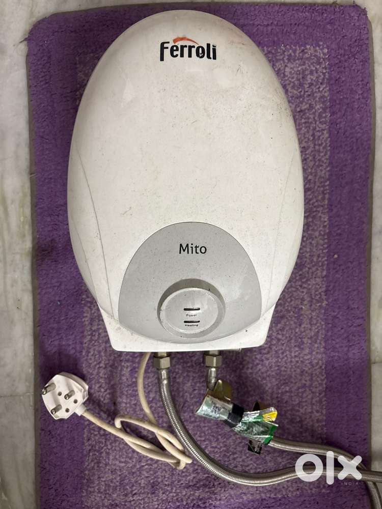 Electronic instant watet heater closed type