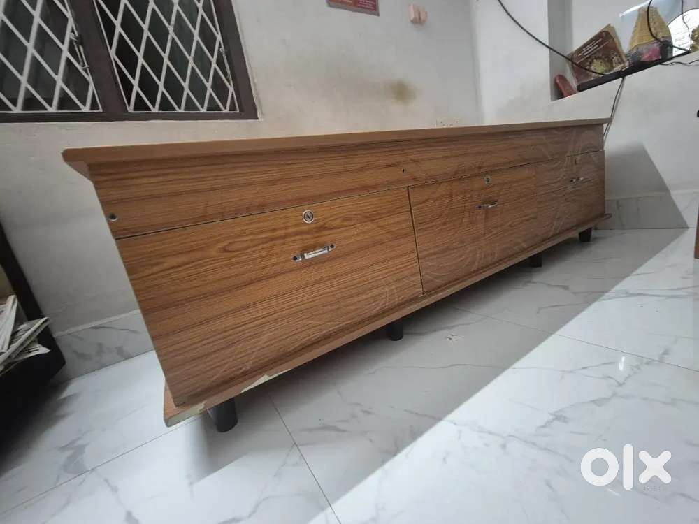 Diwan cot with 3 lockers