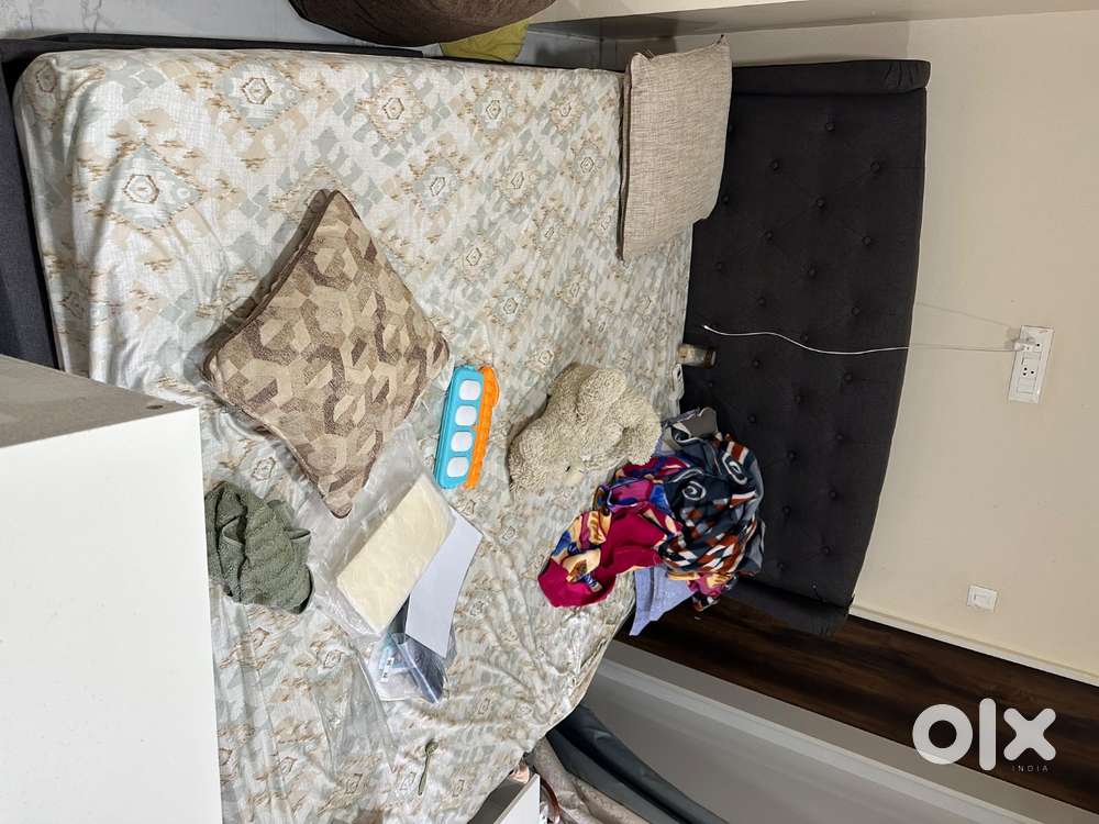 King size bed with 4 storage drawers