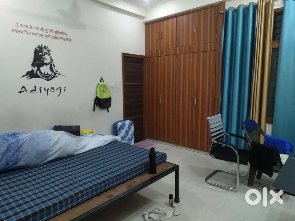 3 bhk flat 2 room vacant looking for female flatmates