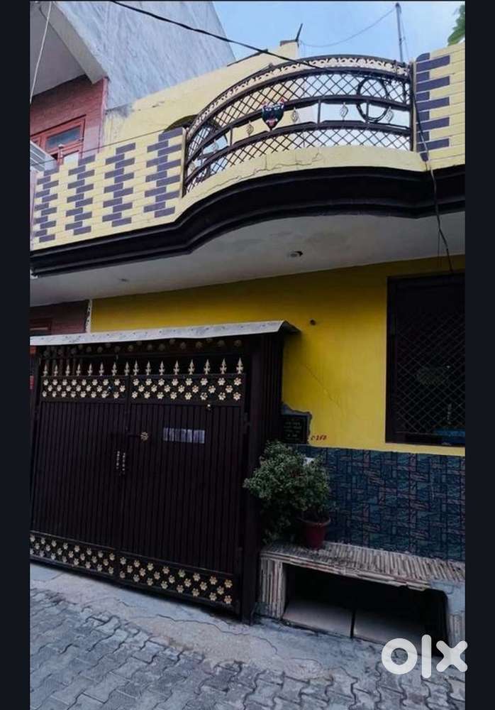 100 Gaj indendent house for sale at very good location
