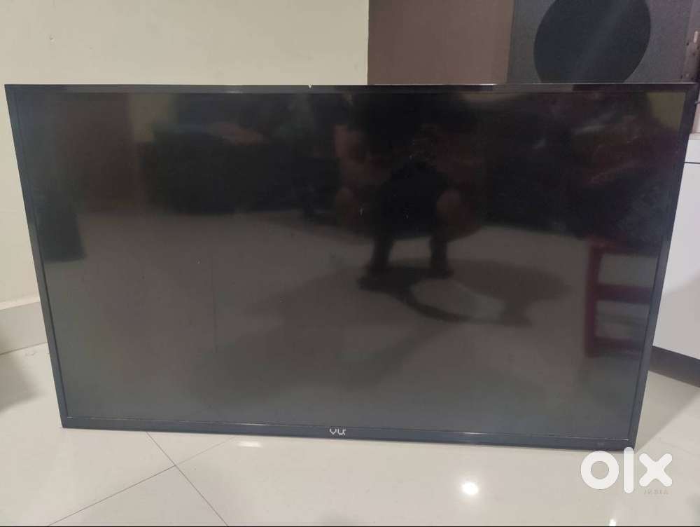 VU LED TV 43 inch, 5 years old, power on but no display, need repair
