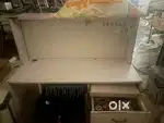 Counter with one cash drawer