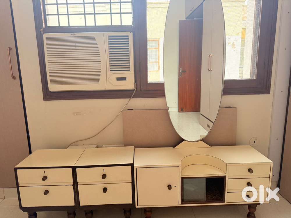 Dressing table with 2 side tables in good condition