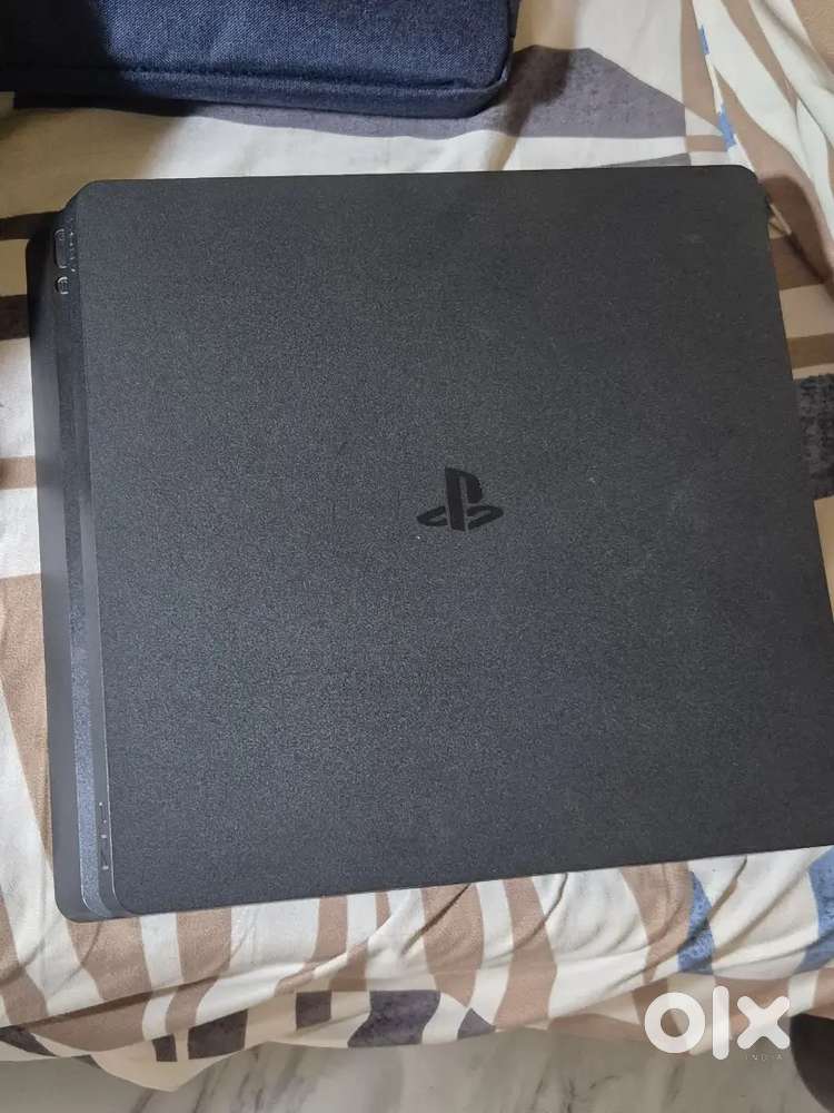 PS4 Slim with Call of Duty Modern Warfare disc (Playstation 4)