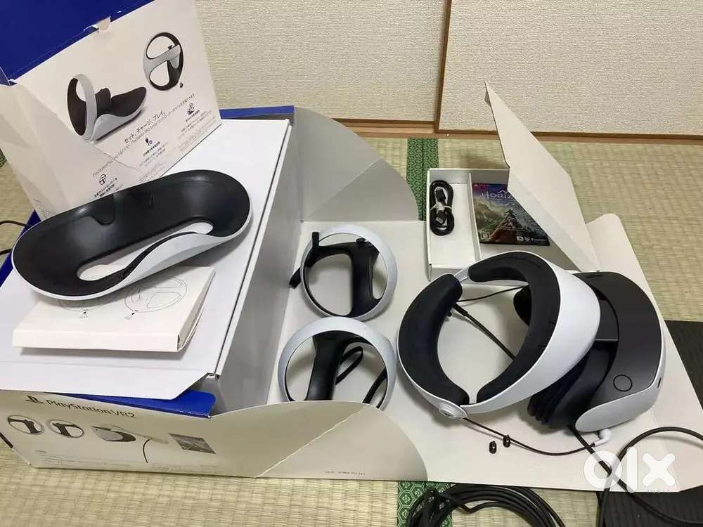 PlayStation VR2 CFIJ-17000 Headset & Sense Controllers PS5 Game