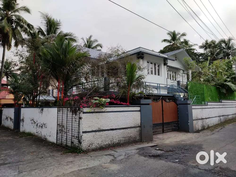 Residential Plot with House for Sale in Fort Kochi – Roadside Location