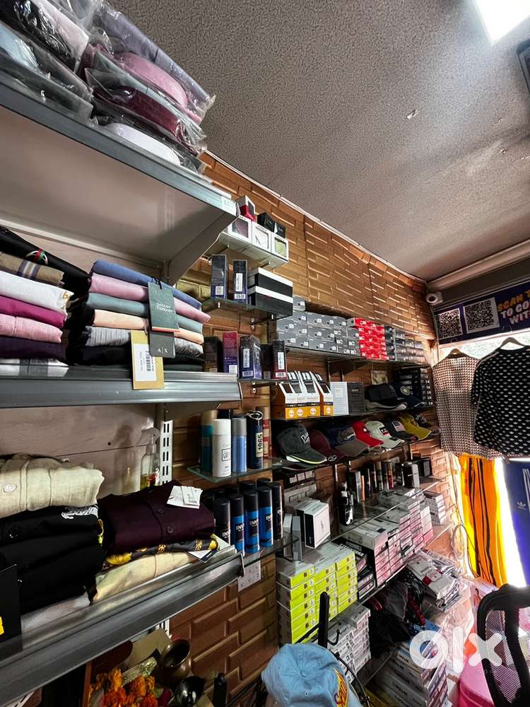 SALESPERSON FOR CLOTHING STORE