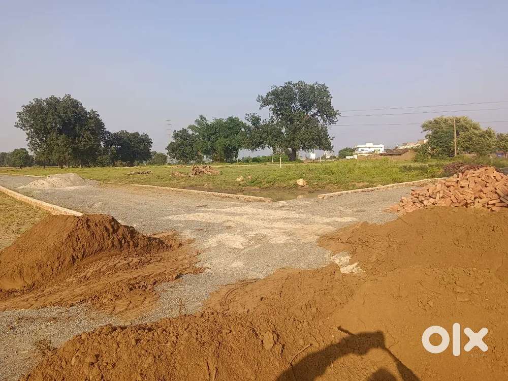 चोपन सरकारी अस्पताल से मात्र 500 मीटर की दूरी पर यह प्लॉट है में हाईवे