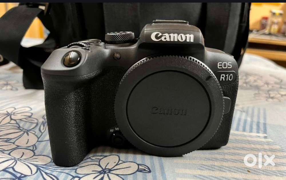 9+ months old Canon EOS R10 24.2 MP mirrorless camera