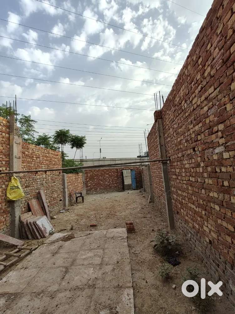 Urgently sale - 100 Varg Gaz plot on road for business and commercial.