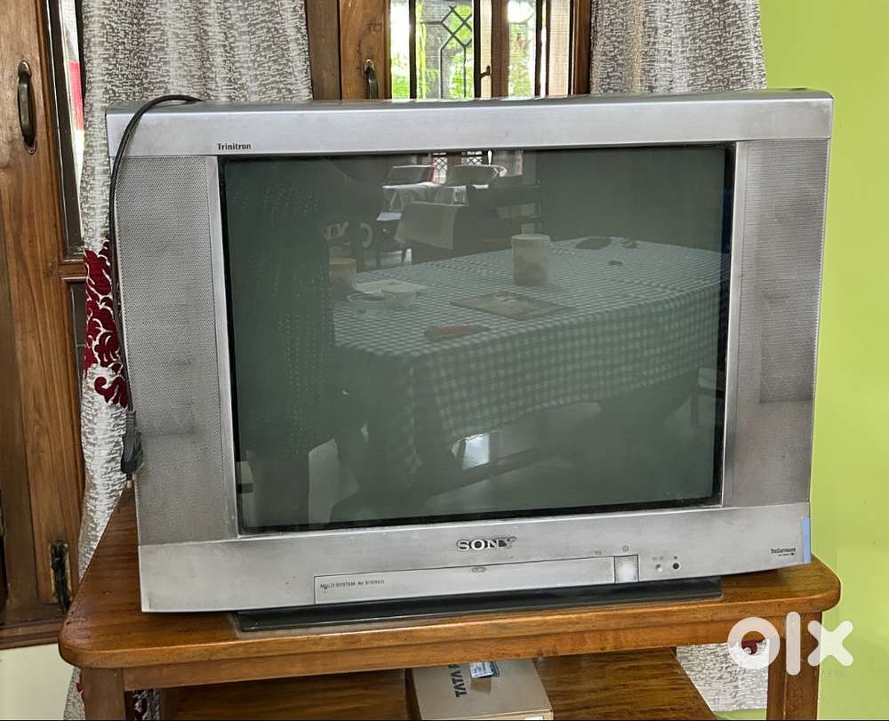 Classic Sony Trinitron 32” TV (TruSurround)-Superb Picture & Sound