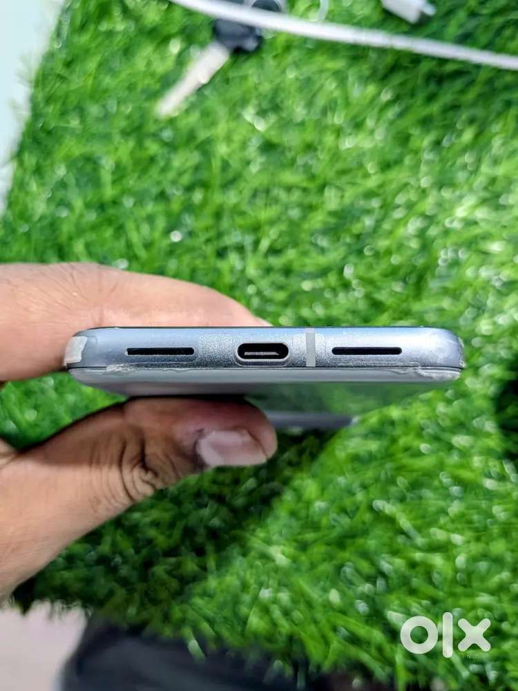 Pixel 8 (256gb) in 6 month warranty