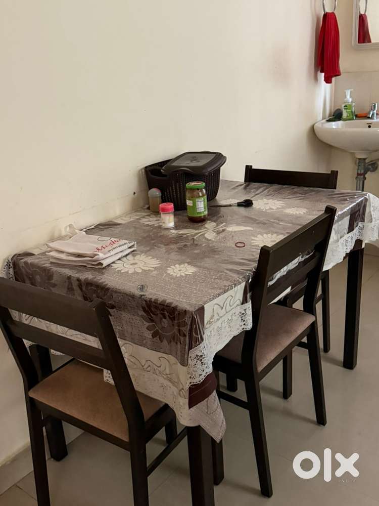 Dining tatble with 4 chairs