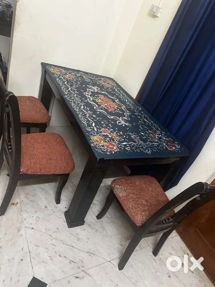 6 chaids dining table for immediate sale