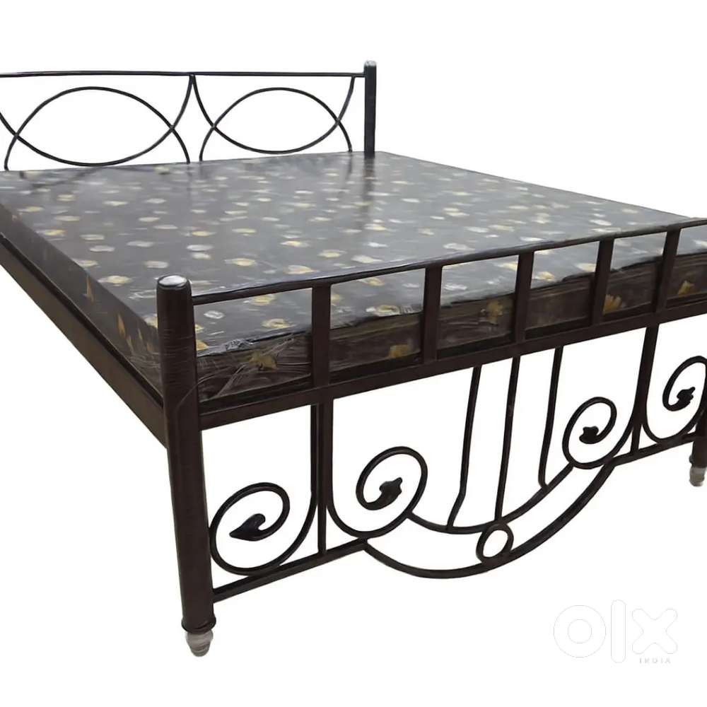 Bed with mattress and tipoi