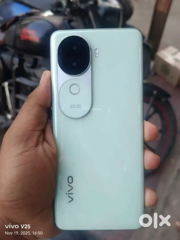 VIVO V40E 8/128GB.   WARRANTY LOST MONTH 8TH COMPLETE .