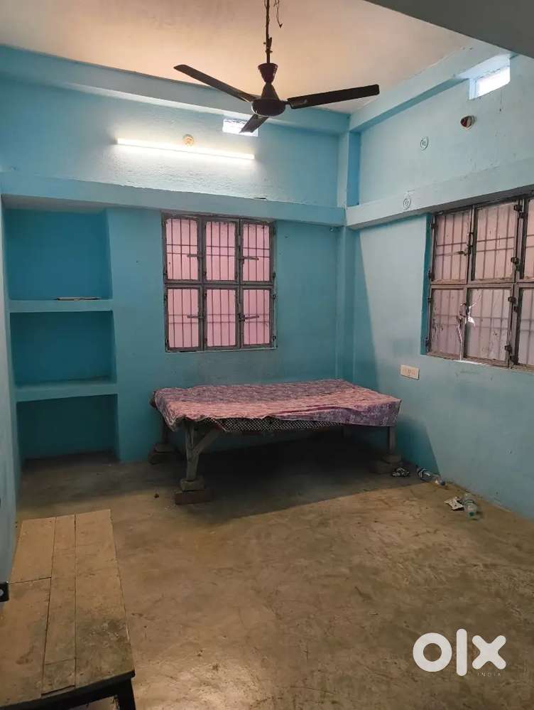 Boys or girls  1 bhk , seprate bathroom or kitchen no compulsory