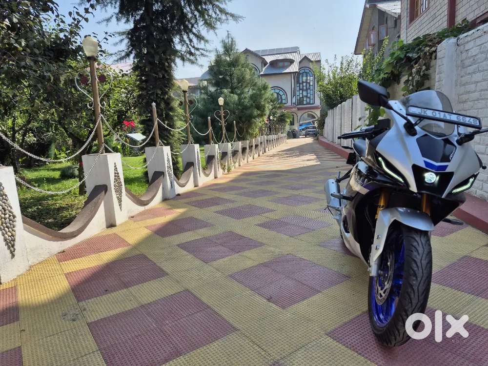 R15 M with Color TFT. In Showroom Condition