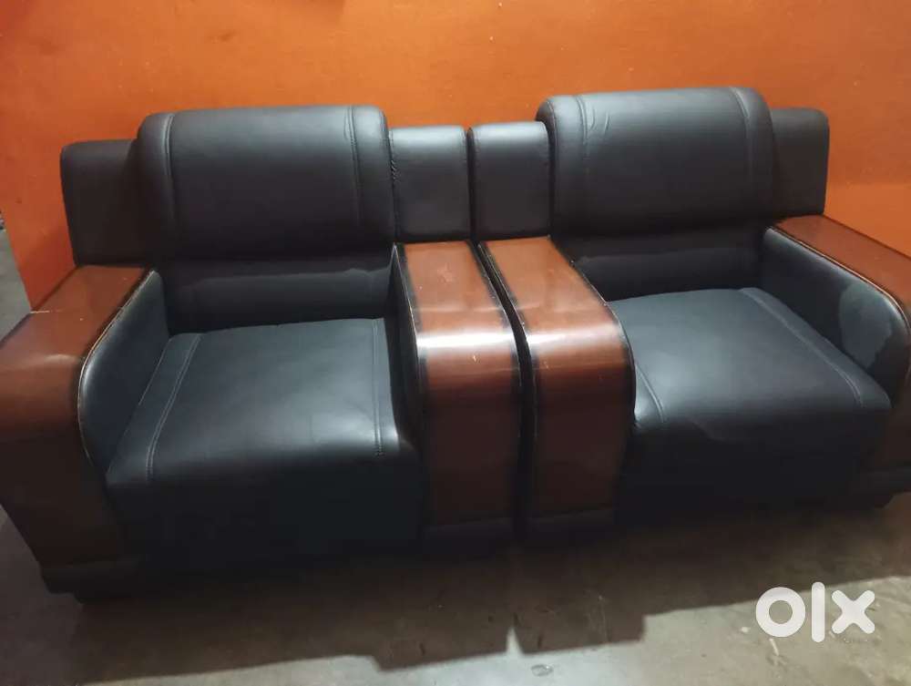 Humko sofa bechna hai
