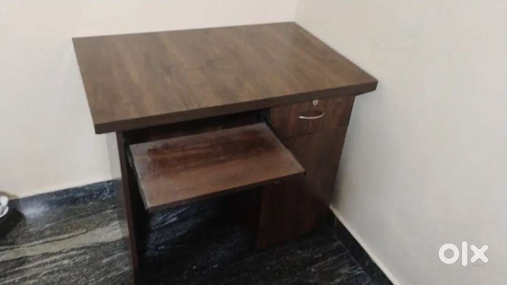 Computer table