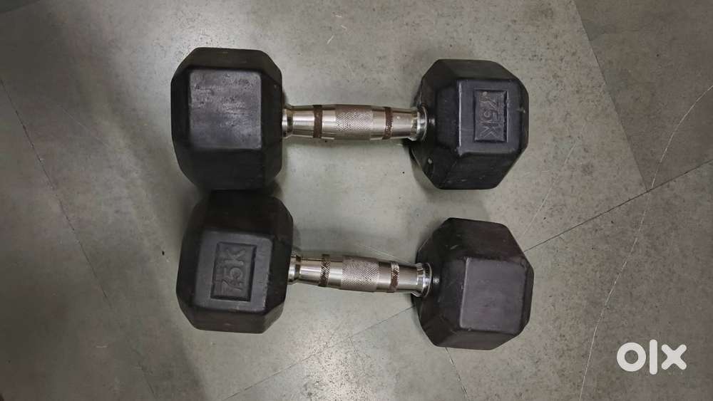 A pair of 7.5 kg dumbell,