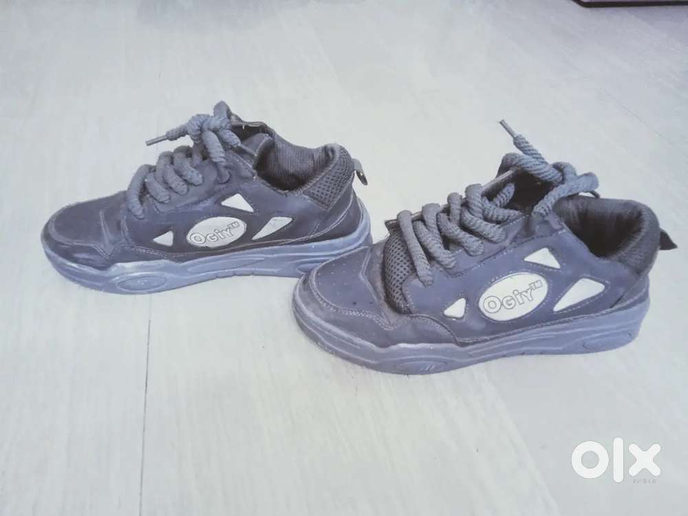 Ogiy shoes grey colour box nahi he kam hojayega