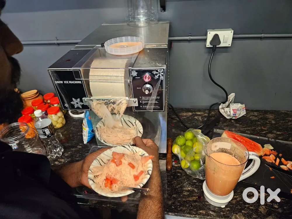 Snow ice flaking machine