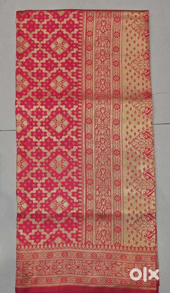 લોટ માં આપવાની છે બનારસી સાડી 20 સાડી નું બંડલ આવશે