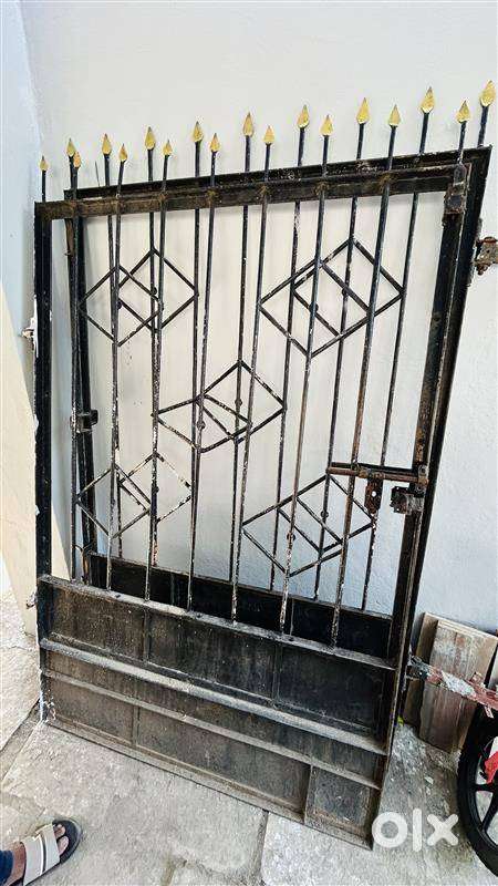 Non-sliding manual gate with latch/lock system