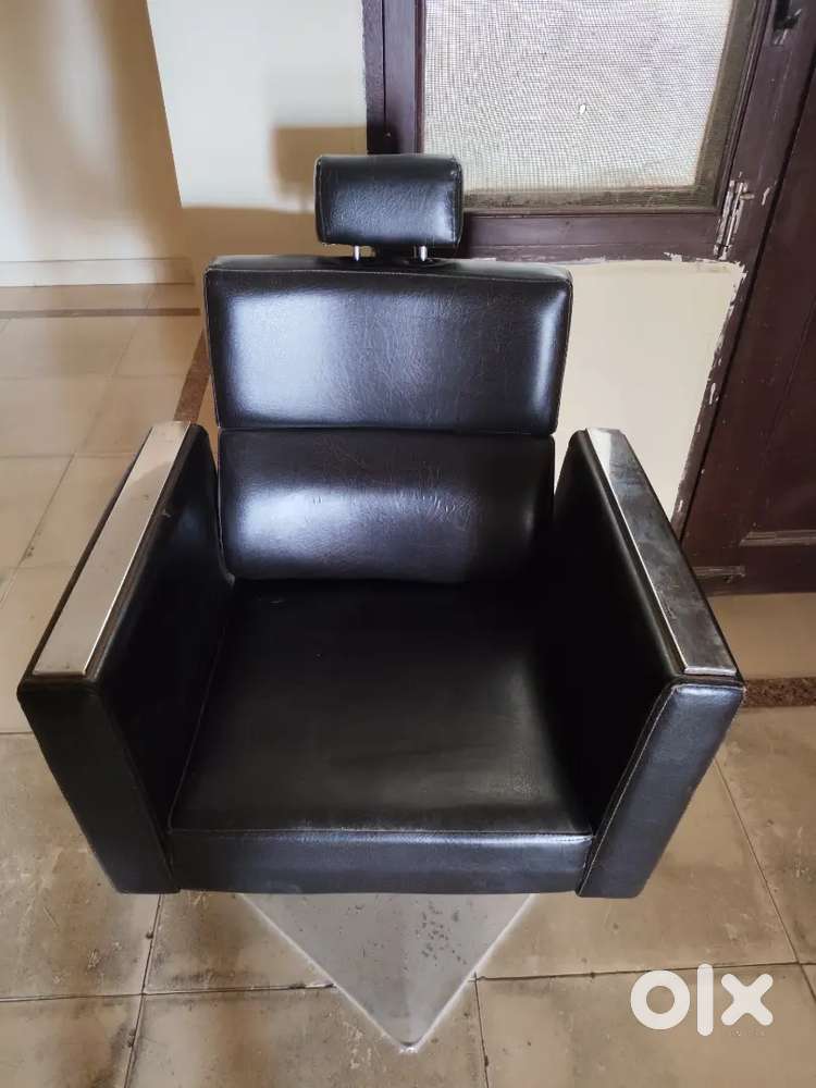 2 Professional Salon Chairs + Shampoo Station (Black) – Good Condition