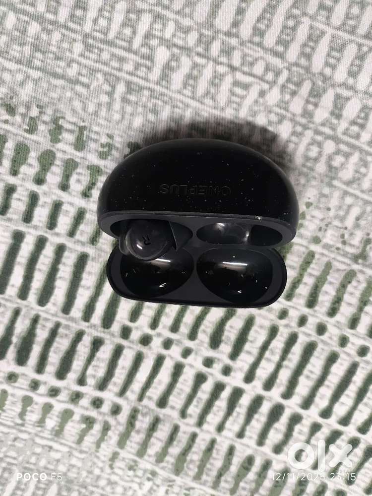 Oneplus nord buds 3 pro ( Case + Right ear bud)