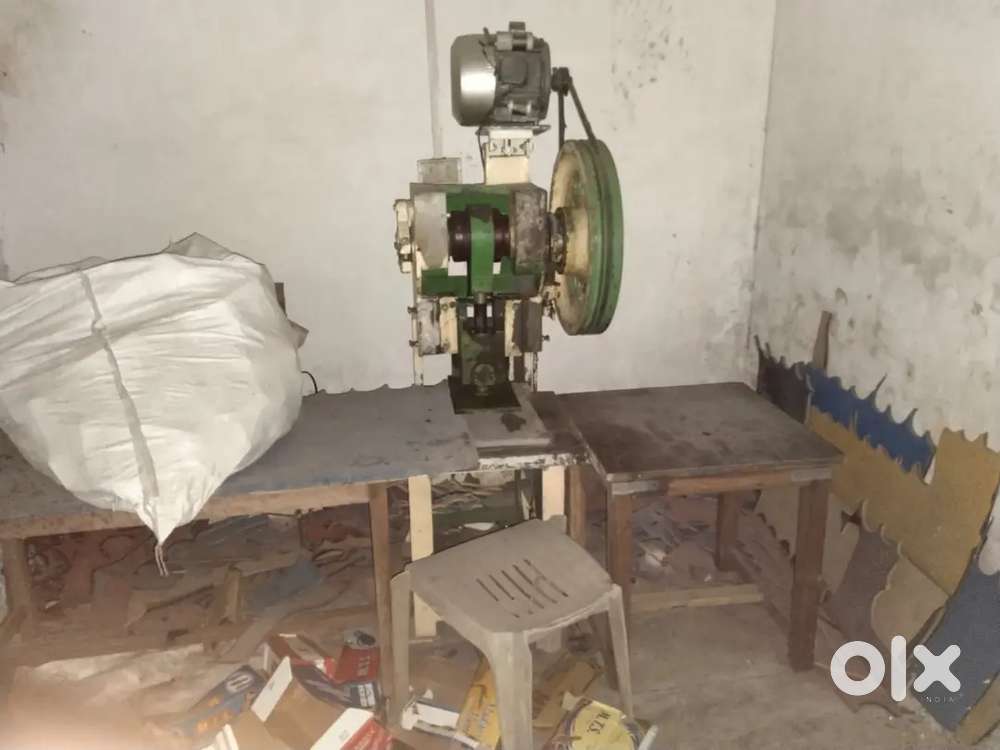 SLIPPERS CUTTING MACHINE