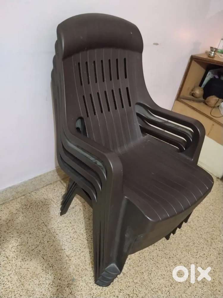 Comfortable chairs with 4 pieces