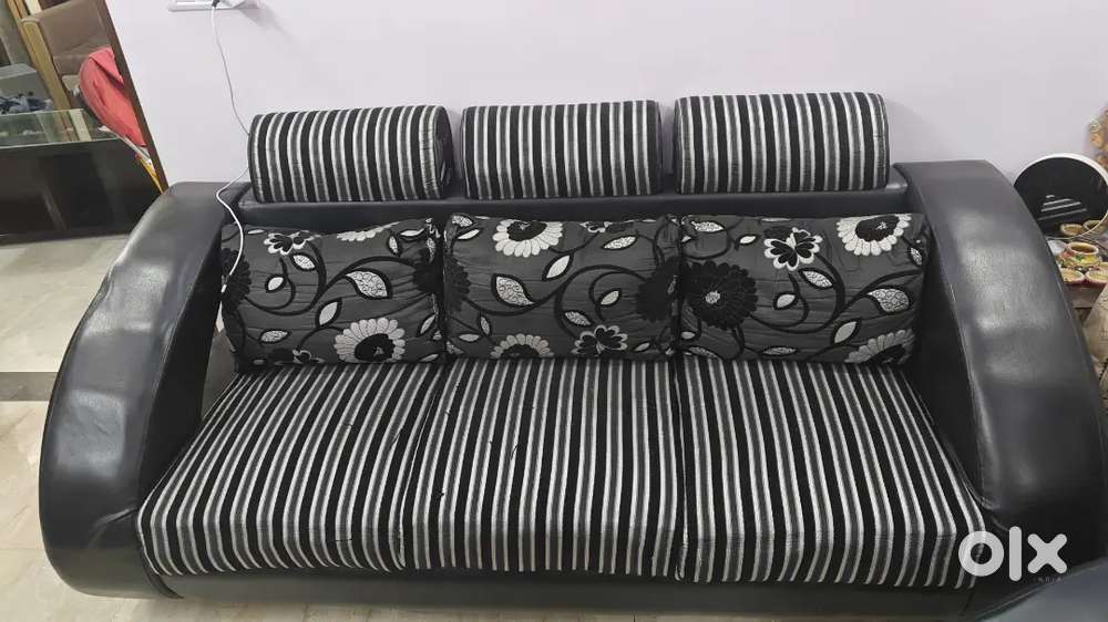 Brand new sofa set 7seater selling as I m shifting out of town