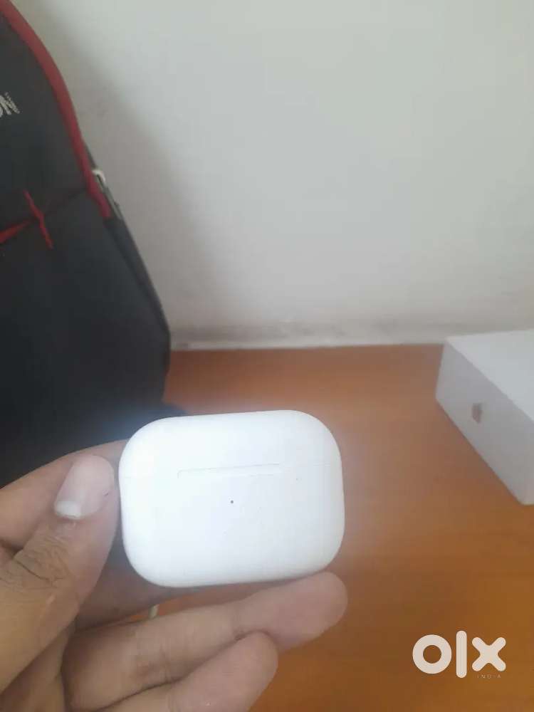 Air pods pro generation 2 price negociable with box