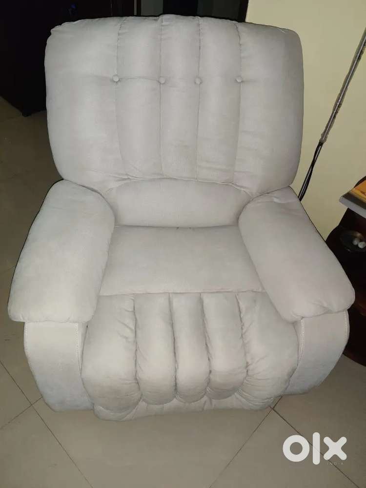 Manual recliner in excellent condition