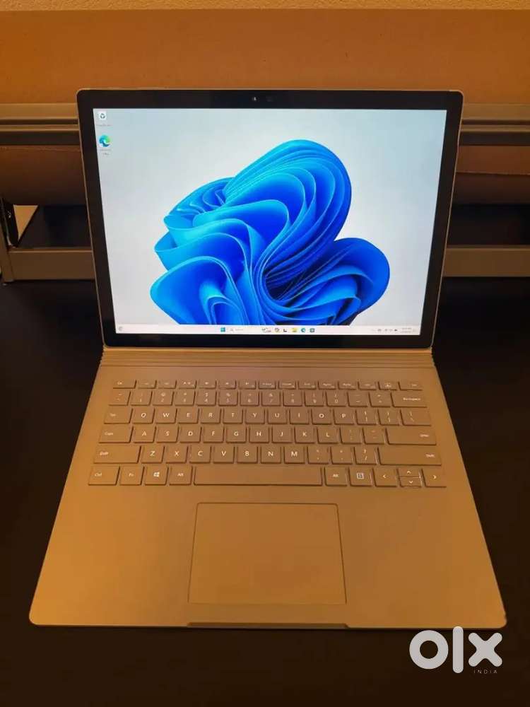 Microsoft Surface Book 1703 Core i5-6300U 2.4GHz 128GB SSD 8GB RAM Wi