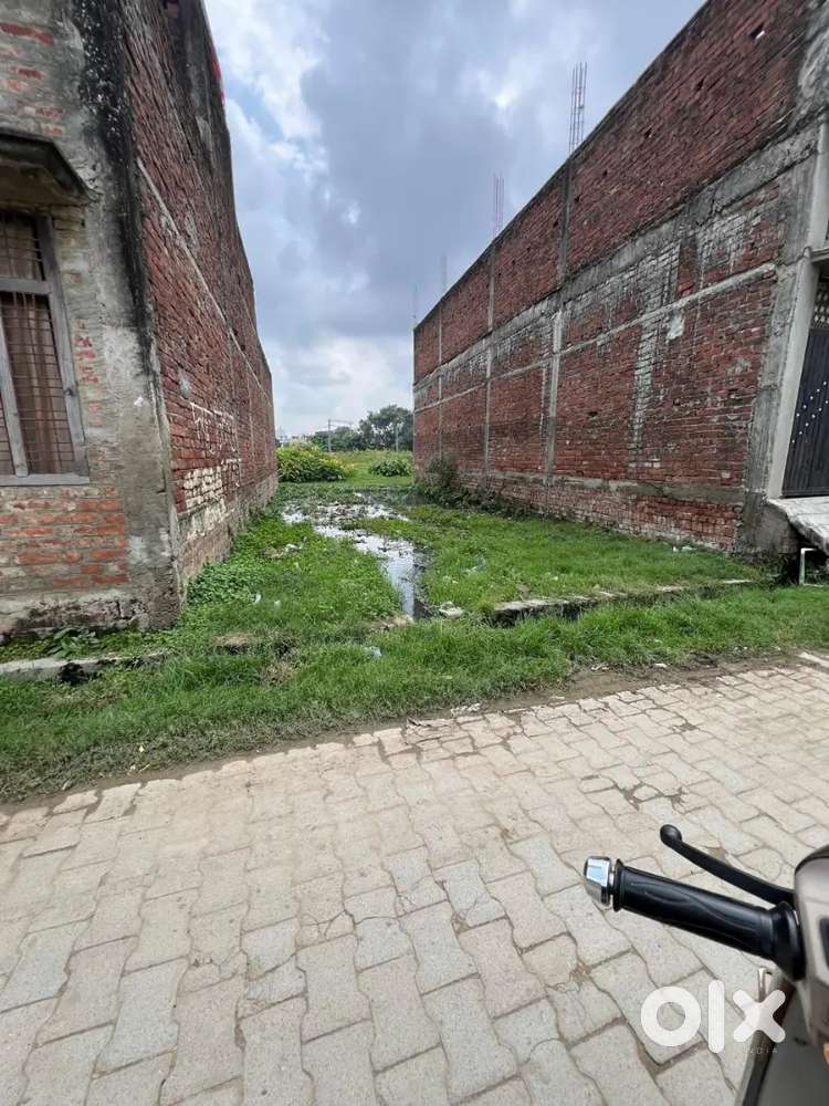 यह प्लॉट नकहा स्टेशन के पास है