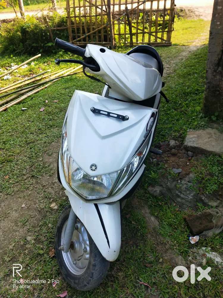 Yamaha Ray white colour